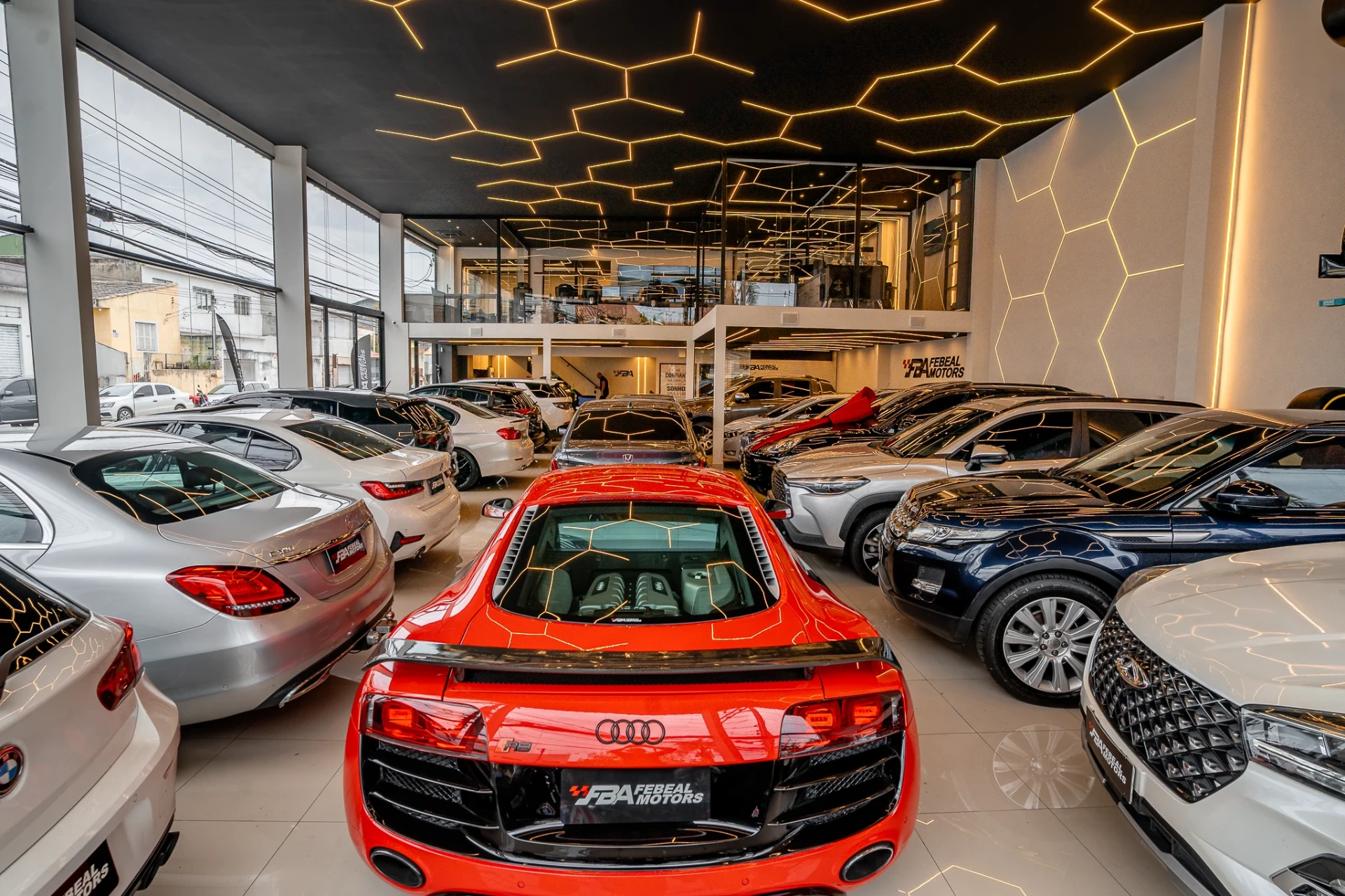 Entrega de veículo com aplausos da equipe Febeal Motors